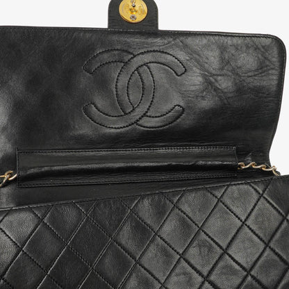Chanel Medium Classic Single Flap Bag aus schwarzem gestepptem Lammleder mit 24K vergoldeter Hardware