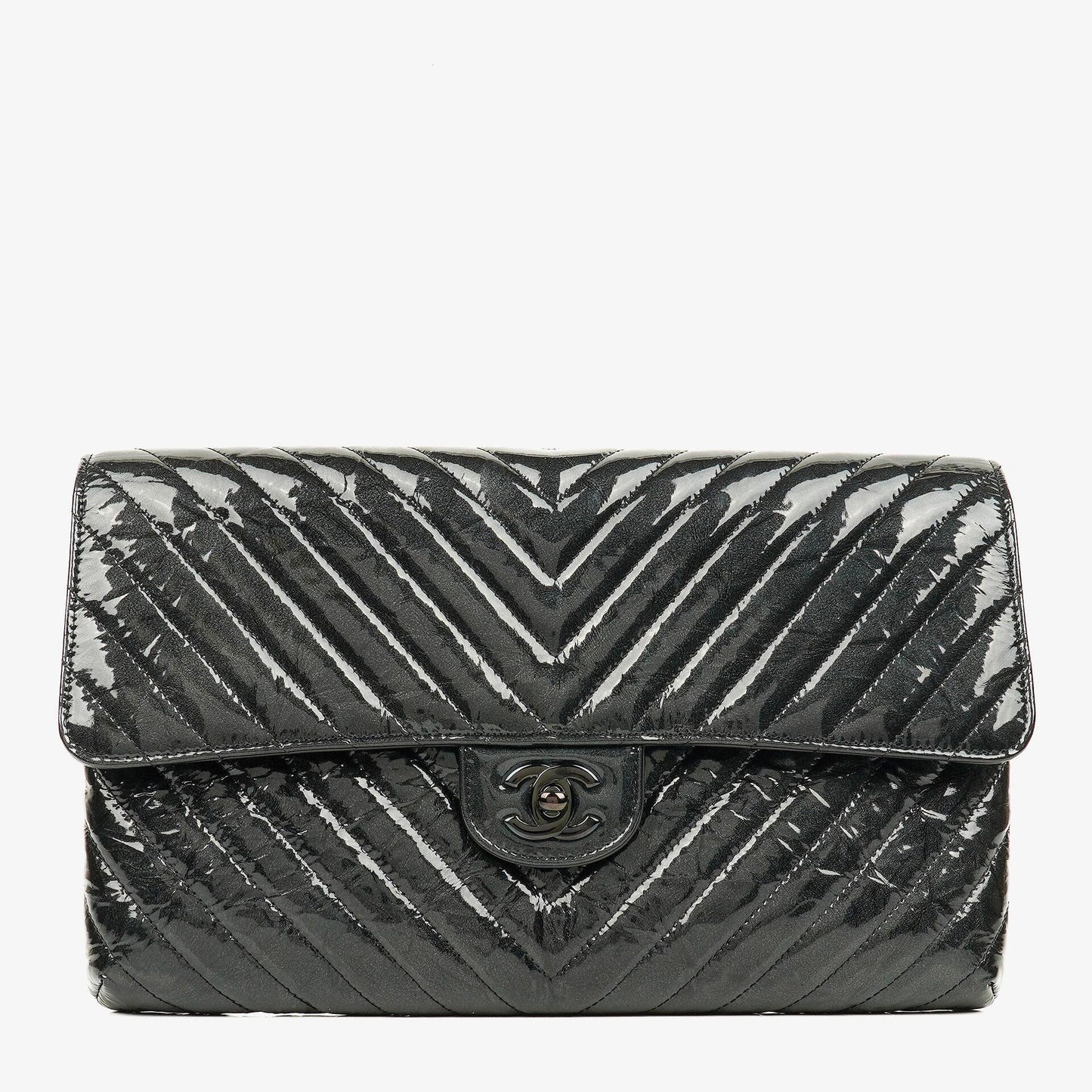 CHANEL Flap Clutch aus metallisch schwarzem geknittertem Lack-Kalbsleder mit Chevron-Steppung