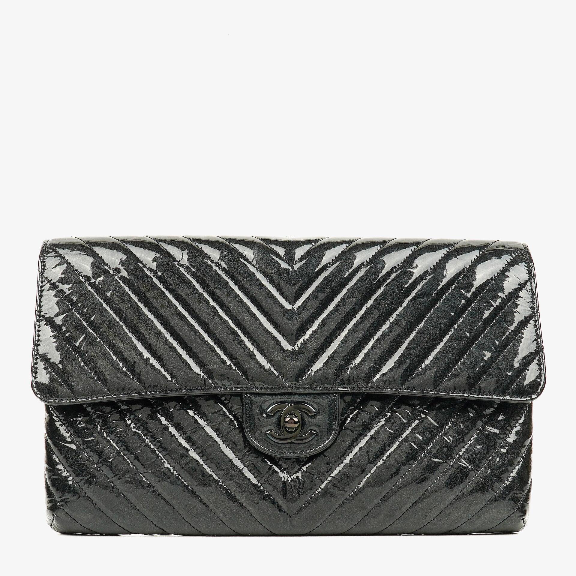 CHANEL Flap Clutch aus metallisch schwarzem geknittertem Lack-Kalbsleder mit Chevron-Steppung