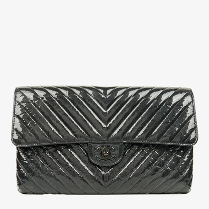 CHANEL Flap Clutch aus metallisch schwarzem geknittertem Lack-Kalbsleder mit Chevron-Steppung