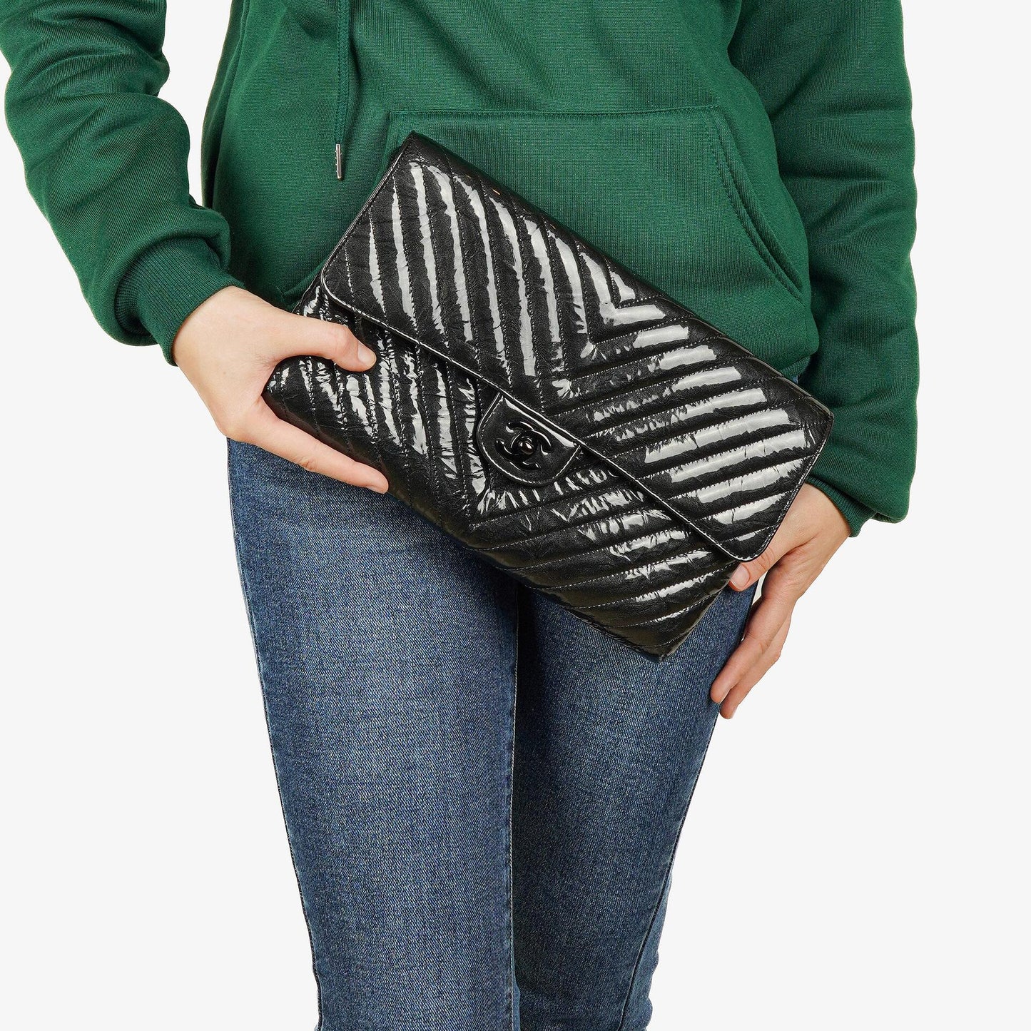CHANEL Flap Clutch aus metallisch schwarzem geknittertem Lack-Kalbsleder mit Chevron-Steppung