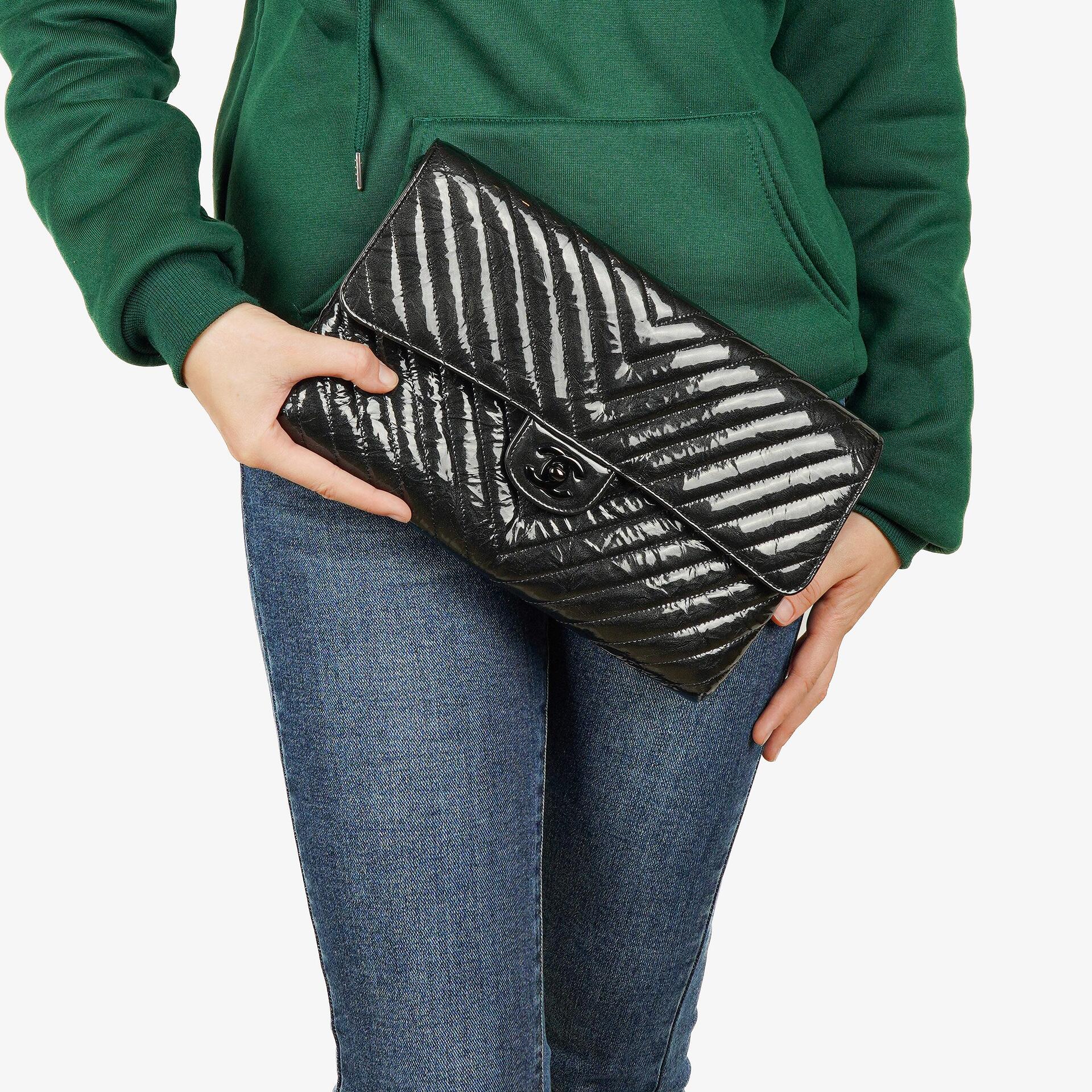 CHANEL Flap Clutch aus metallisch schwarzem geknittertem Lack-Kalbsleder mit Chevron-Steppung