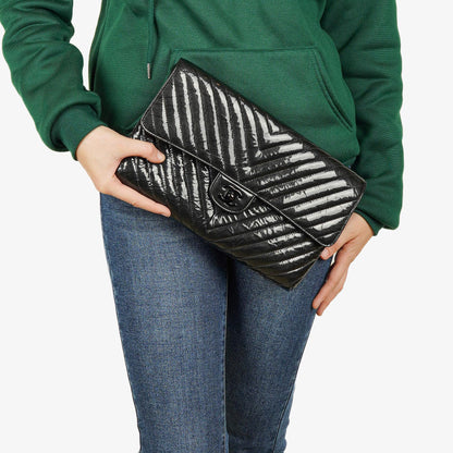 CHANEL Flap Clutch aus metallisch schwarzem geknittertem Lack-Kalbsleder mit Chevron-Steppung