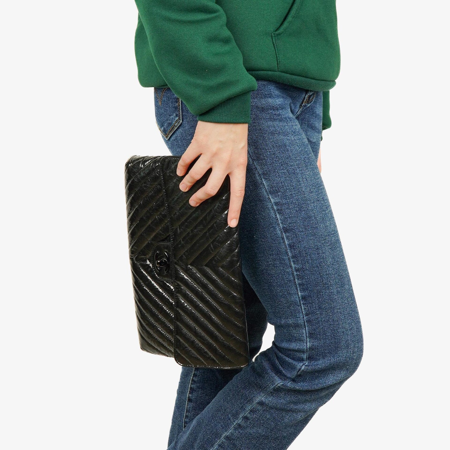 CHANEL Flap Clutch aus metallisch schwarzem geknittertem Lack-Kalbsleder mit Chevron-Steppung