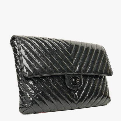 CHANEL Flap Clutch aus metallisch schwarzem geknittertem Lack-Kalbsleder mit Chevron-Steppung
