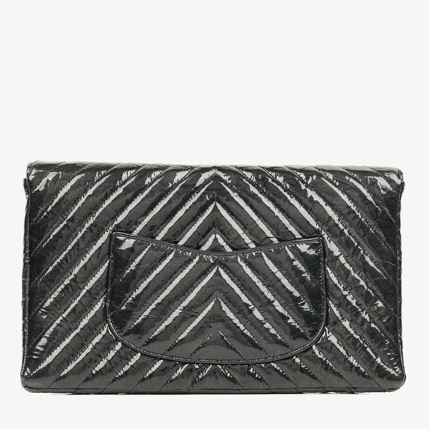 CHANEL Flap Clutch aus metallisch schwarzem geknittertem Lack-Kalbsleder mit Chevron-Steppung