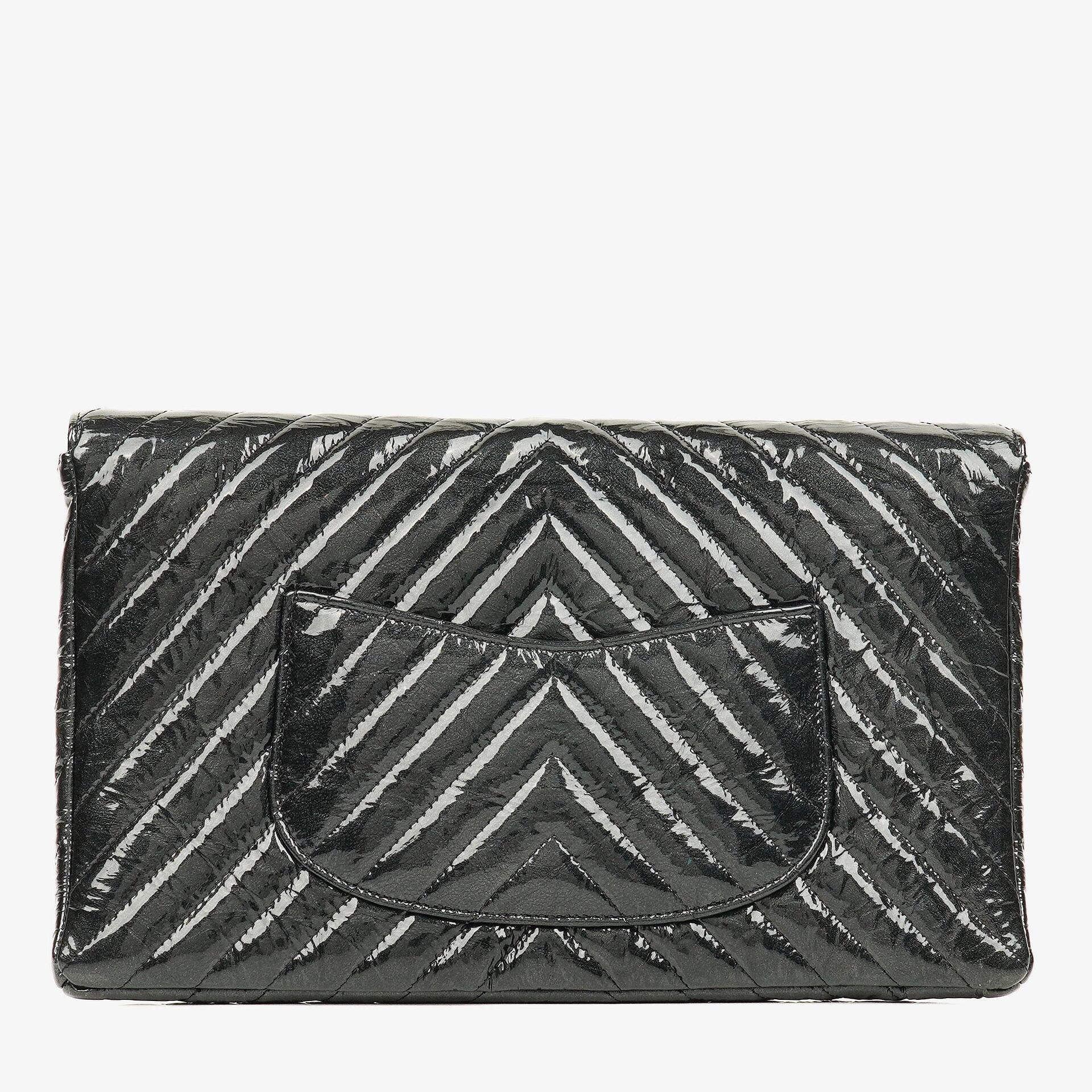CHANEL Flap Clutch aus metallisch schwarzem geknittertem Lack-Kalbsleder mit Chevron-Steppung