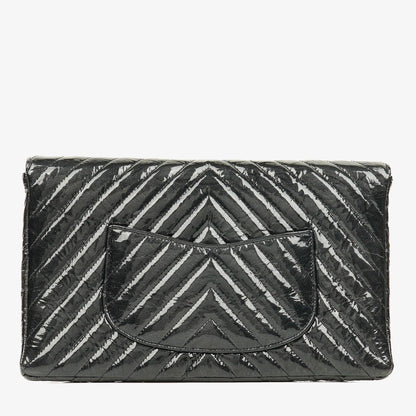 CHANEL Flap Clutch aus metallisch schwarzem geknittertem Lack-Kalbsleder mit Chevron-Steppung