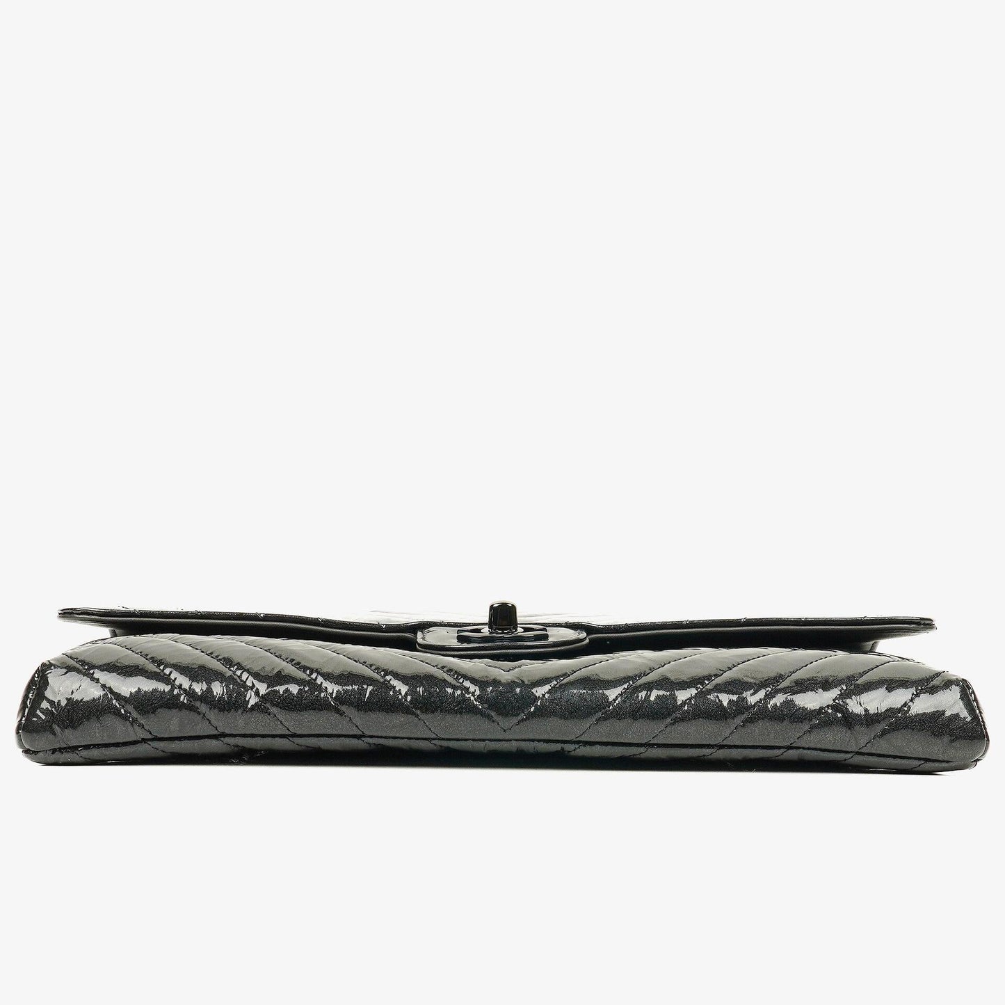 CHANEL Flap Clutch aus metallisch schwarzem geknittertem Lack-Kalbsleder mit Chevron-Steppung