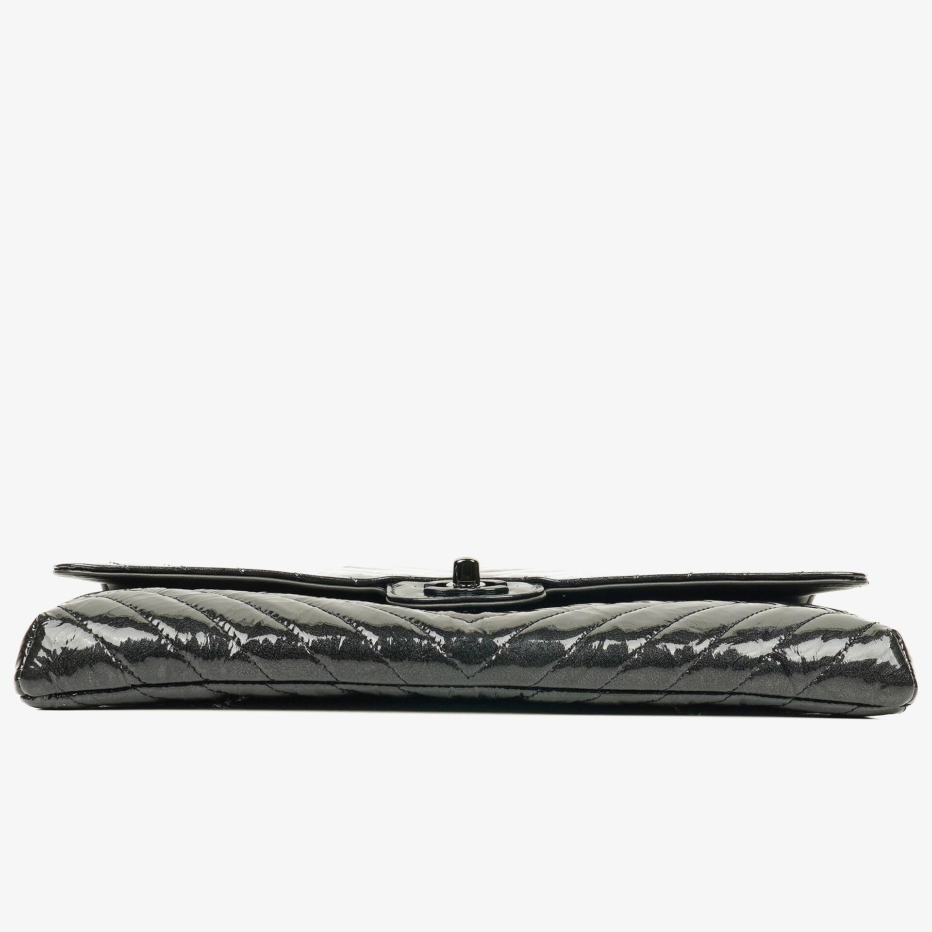 CHANEL Flap Clutch aus metallisch schwarzem geknittertem Lack-Kalbsleder mit Chevron-Steppung