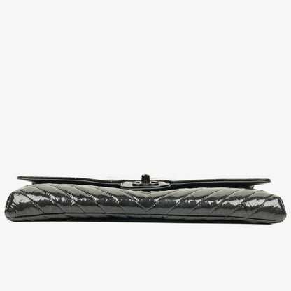 CHANEL Flap Clutch aus metallisch schwarzem geknittertem Lack-Kalbsleder mit Chevron-Steppung
