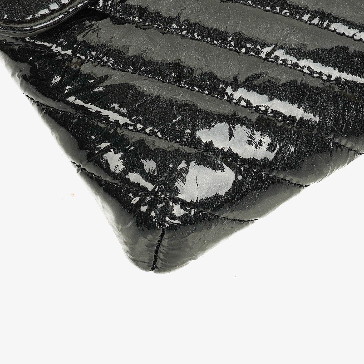 CHANEL Flap Clutch aus metallisch schwarzem geknittertem Lack-Kalbsleder mit Chevron-Steppung