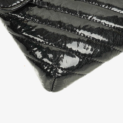 CHANEL Flap Clutch aus metallisch schwarzem geknittertem Lack-Kalbsleder mit Chevron-Steppung