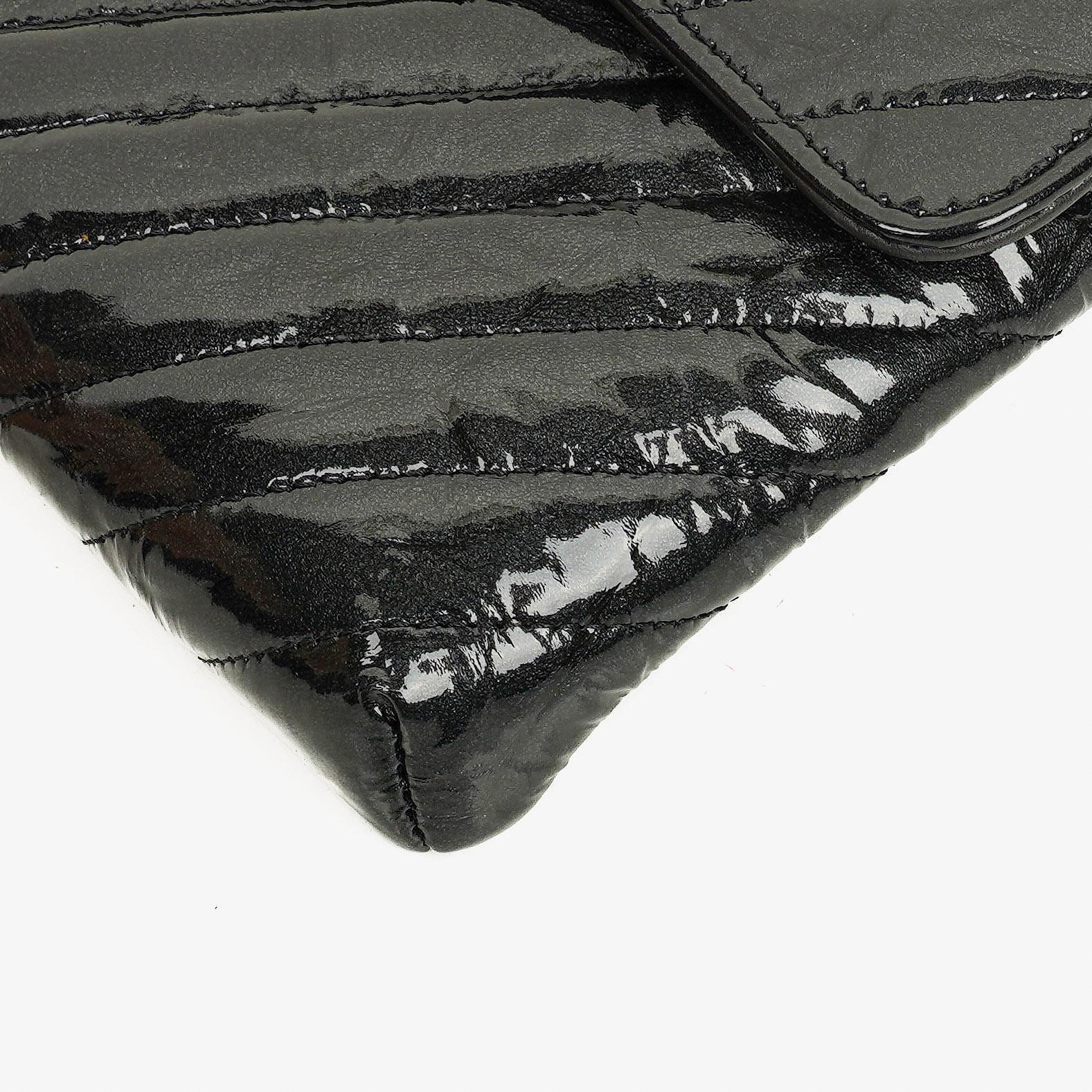 CHANEL Flap Clutch aus metallisch schwarzem geknittertem Lack-Kalbsleder mit Chevron-Steppung
