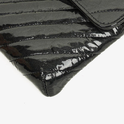 CHANEL Flap Clutch aus metallisch schwarzem geknittertem Lack-Kalbsleder mit Chevron-Steppung