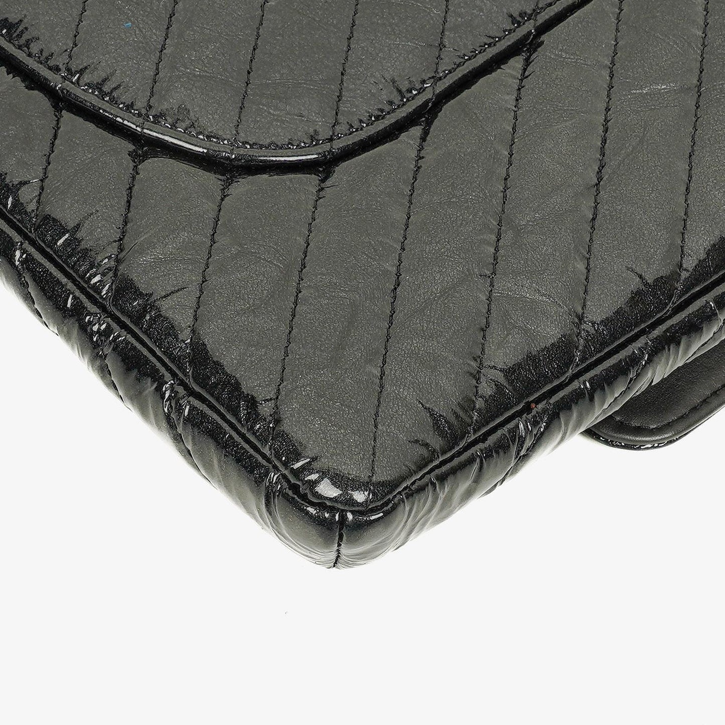 CHANEL Flap Clutch aus metallisch schwarzem geknittertem Lack-Kalbsleder mit Chevron-Steppung