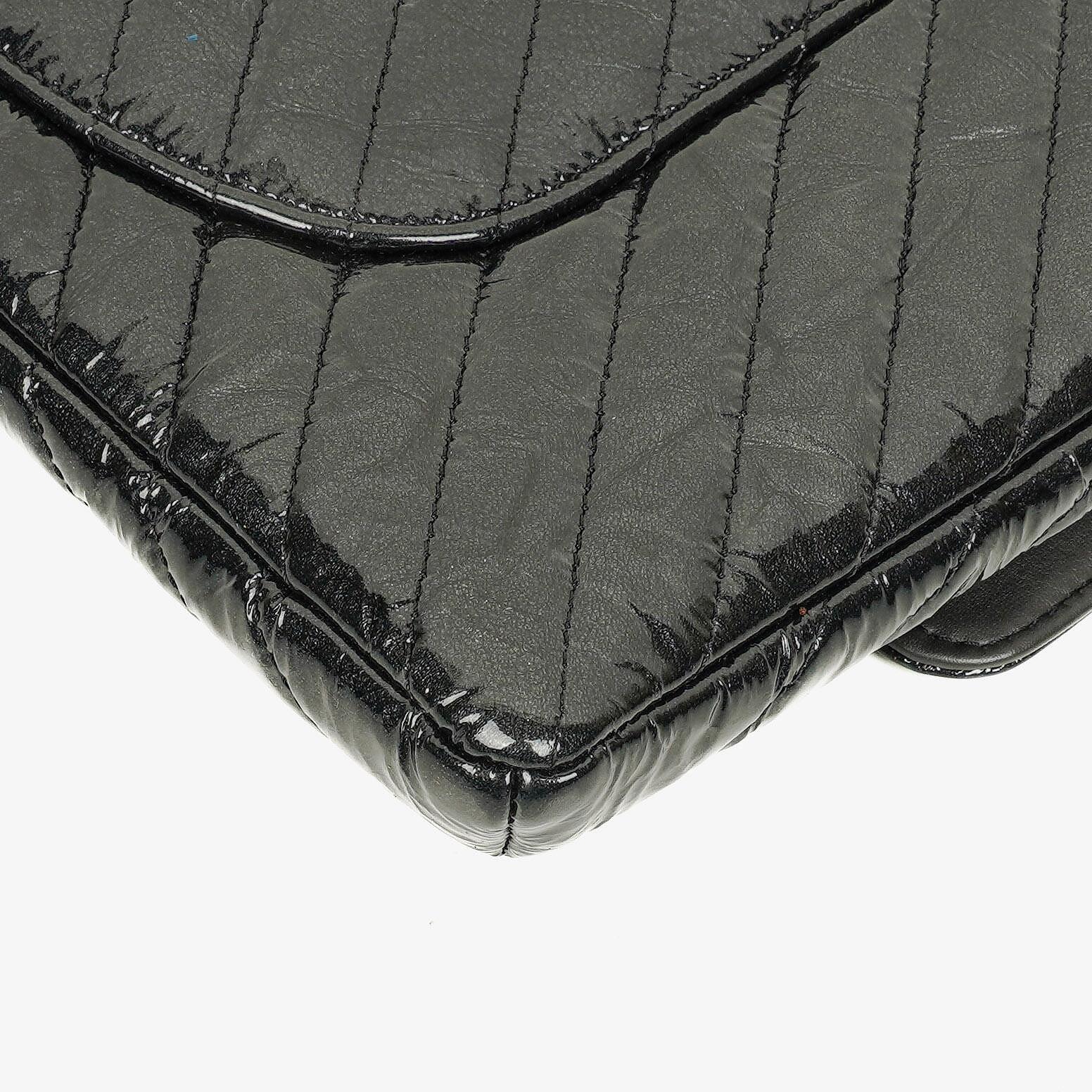 CHANEL Flap Clutch aus metallisch schwarzem geknittertem Lack-Kalbsleder mit Chevron-Steppung