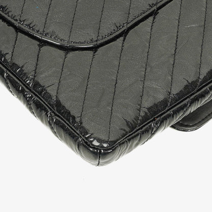 CHANEL Flap Clutch aus metallisch schwarzem geknittertem Lack-Kalbsleder mit Chevron-Steppung