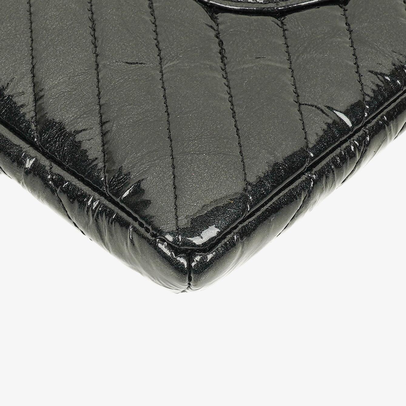 CHANEL Flap Clutch aus metallisch schwarzem geknittertem Lack-Kalbsleder mit Chevron-Steppung