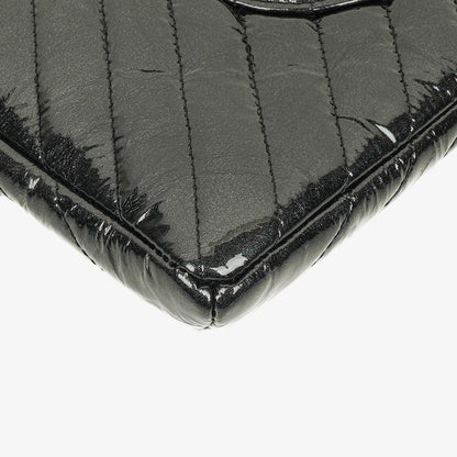 CHANEL Flap Clutch aus metallisch schwarzem geknittertem Lack-Kalbsleder mit Chevron-Steppung