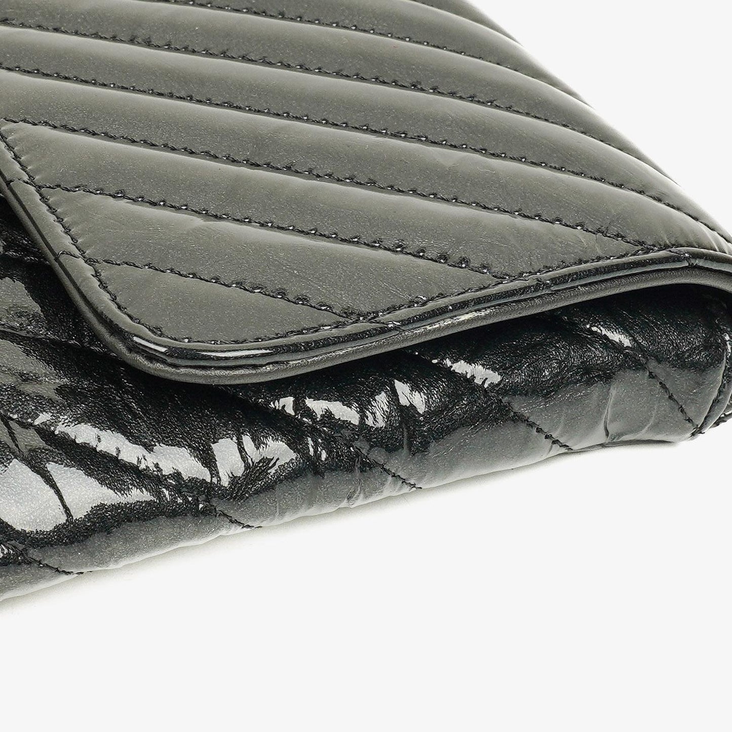 CHANEL Flap Clutch aus metallisch schwarzem geknittertem Lack-Kalbsleder mit Chevron-Steppung