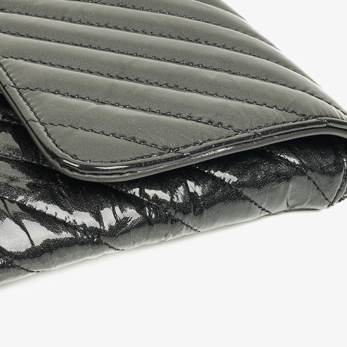 CHANEL Flap Clutch aus metallisch schwarzem geknittertem Lack-Kalbsleder mit Chevron-Steppung
