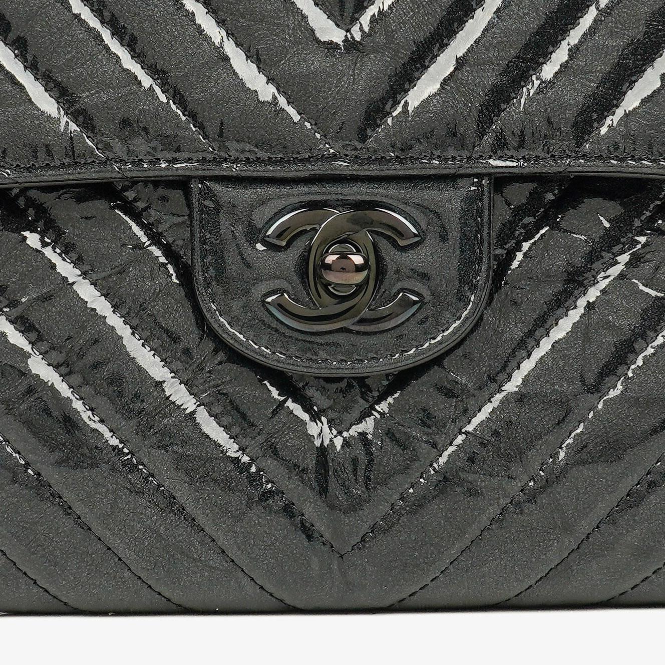 CHANEL Flap Clutch aus metallisch schwarzem geknittertem Lack-Kalbsleder mit Chevron-Steppung