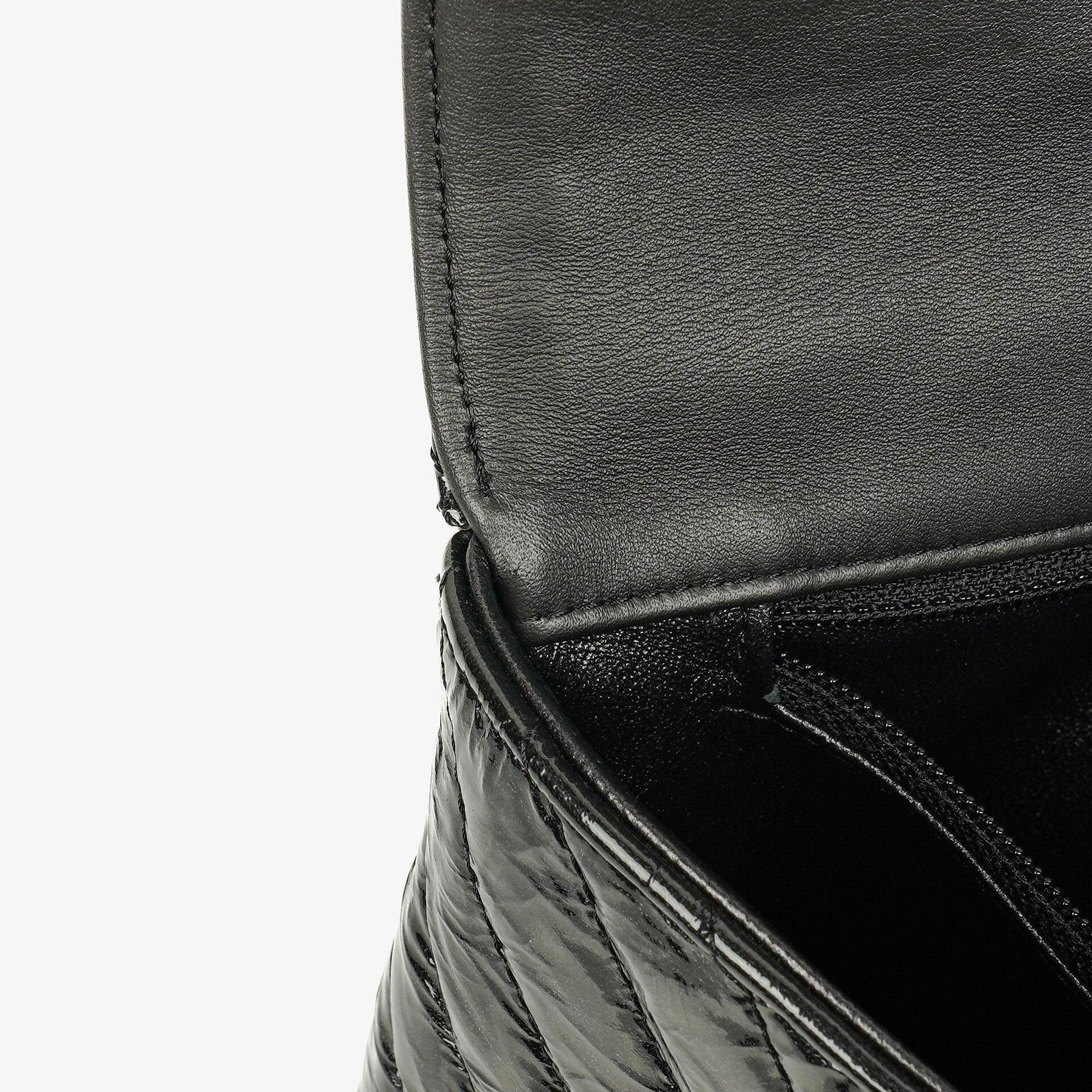 CHANEL Flap Clutch aus metallisch schwarzem geknittertem Lack-Kalbsleder mit Chevron-Steppung