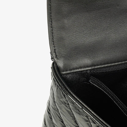CHANEL Flap Clutch aus metallisch schwarzem geknittertem Lack-Kalbsleder mit Chevron-Steppung