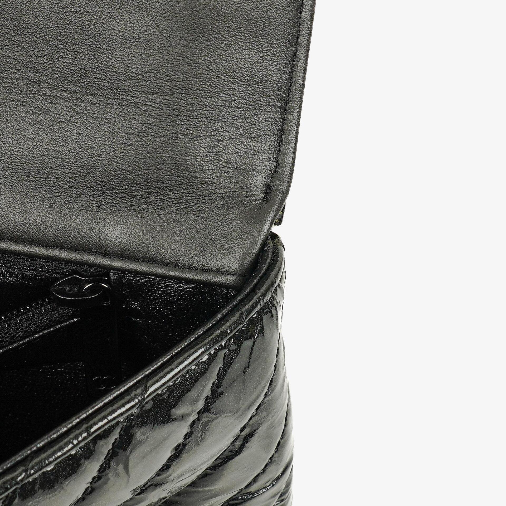 CHANEL Flap Clutch aus metallisch schwarzem geknittertem Lack-Kalbsleder mit Chevron-Steppung