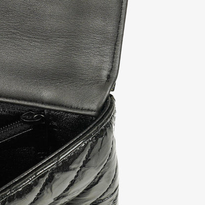 CHANEL Flap Clutch aus metallisch schwarzem geknittertem Lack-Kalbsleder mit Chevron-Steppung