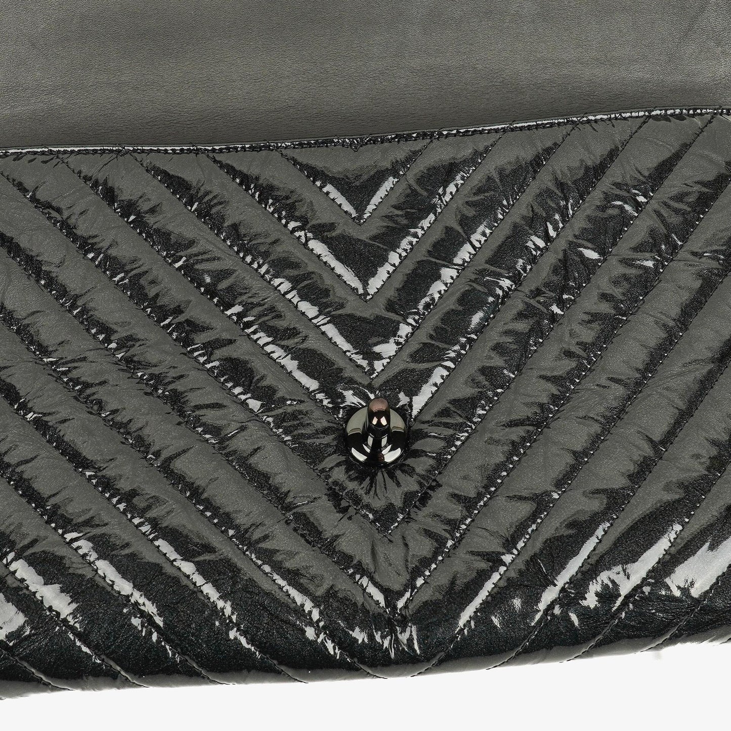 CHANEL Flap Clutch aus metallisch schwarzem geknittertem Lack-Kalbsleder mit Chevron-Steppung