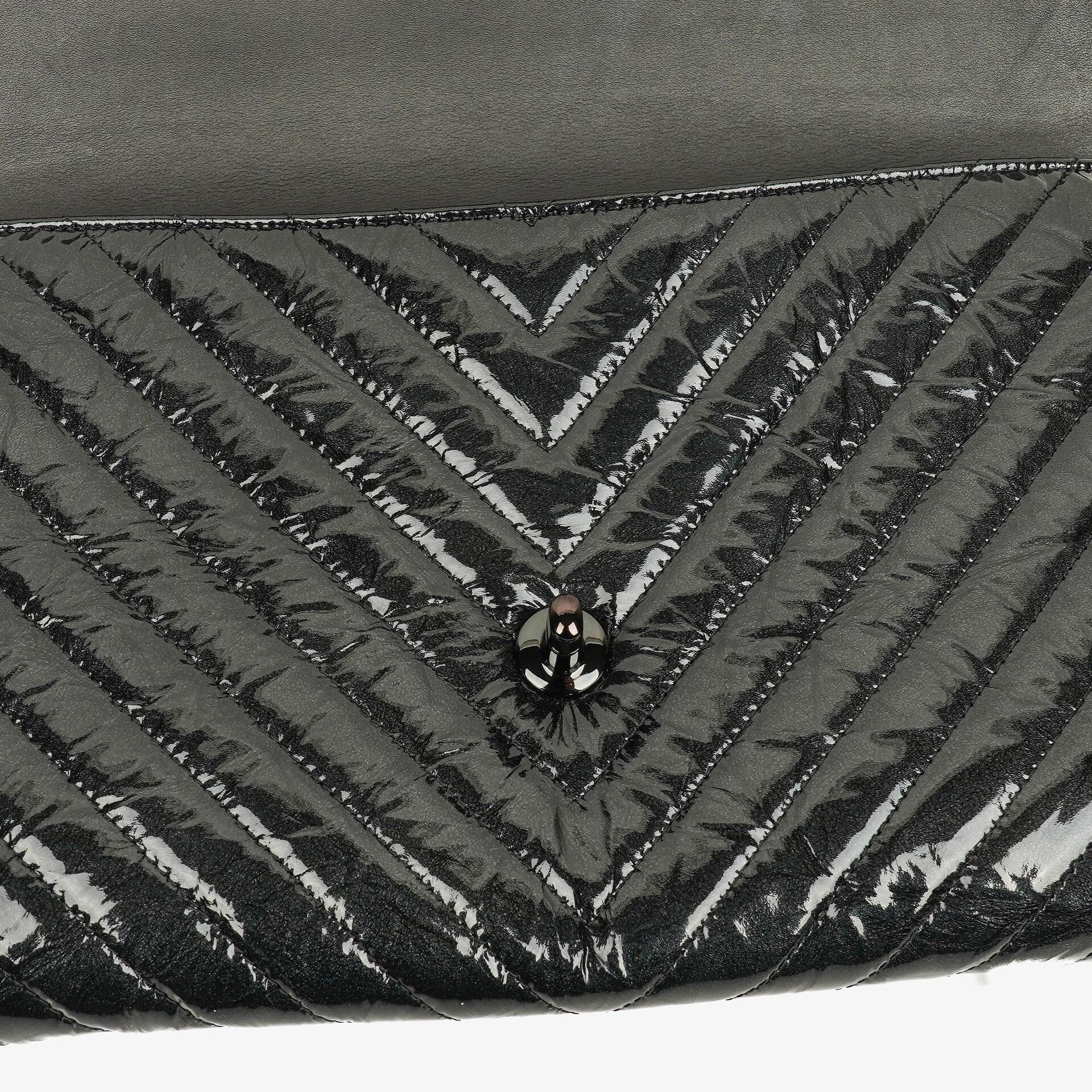CHANEL Flap Clutch aus metallisch schwarzem geknittertem Lack-Kalbsleder mit Chevron-Steppung