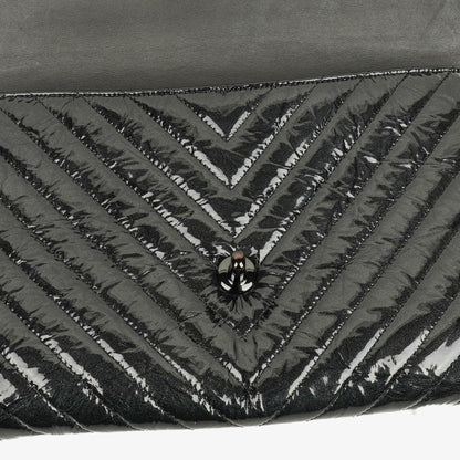 CHANEL Flap Clutch aus metallisch schwarzem geknittertem Lack-Kalbsleder mit Chevron-Steppung