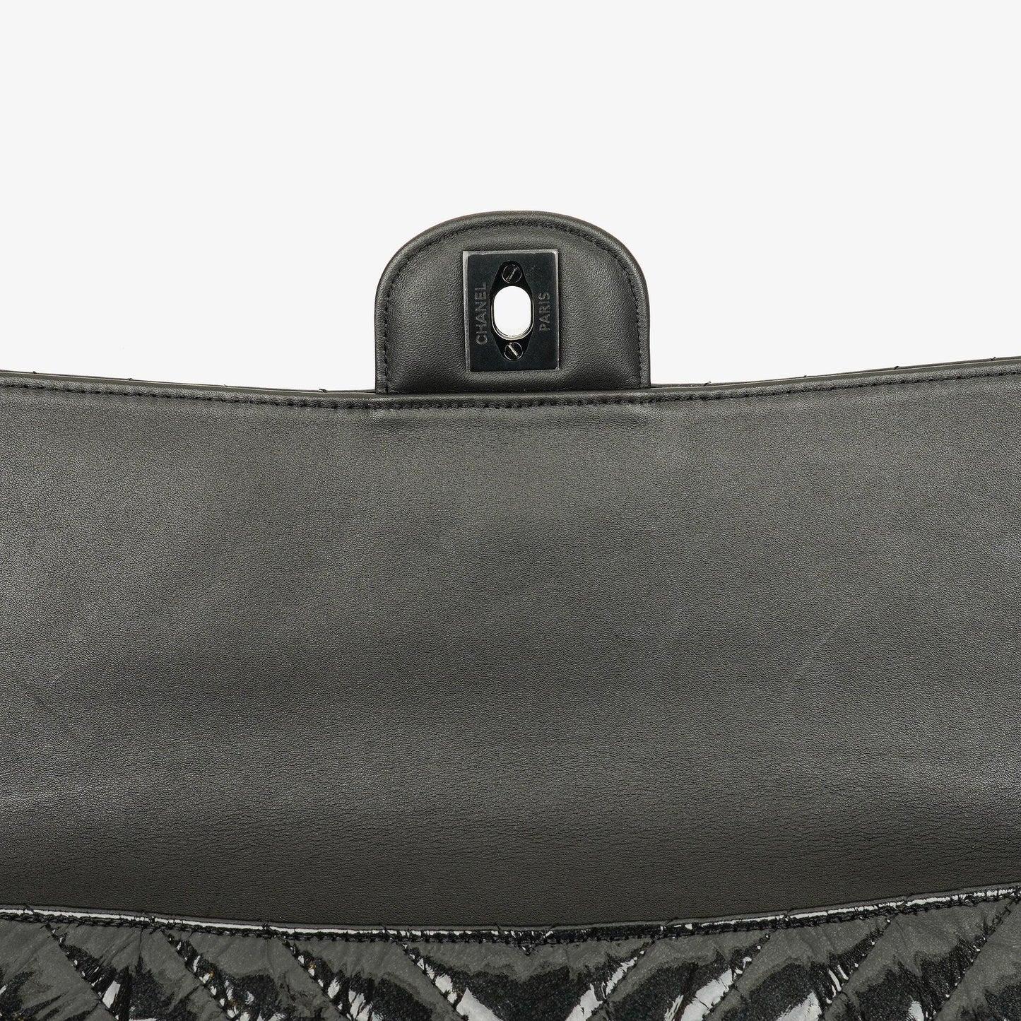 CHANEL Flap Clutch aus metallisch schwarzem geknittertem Lack-Kalbsleder mit Chevron-Steppung