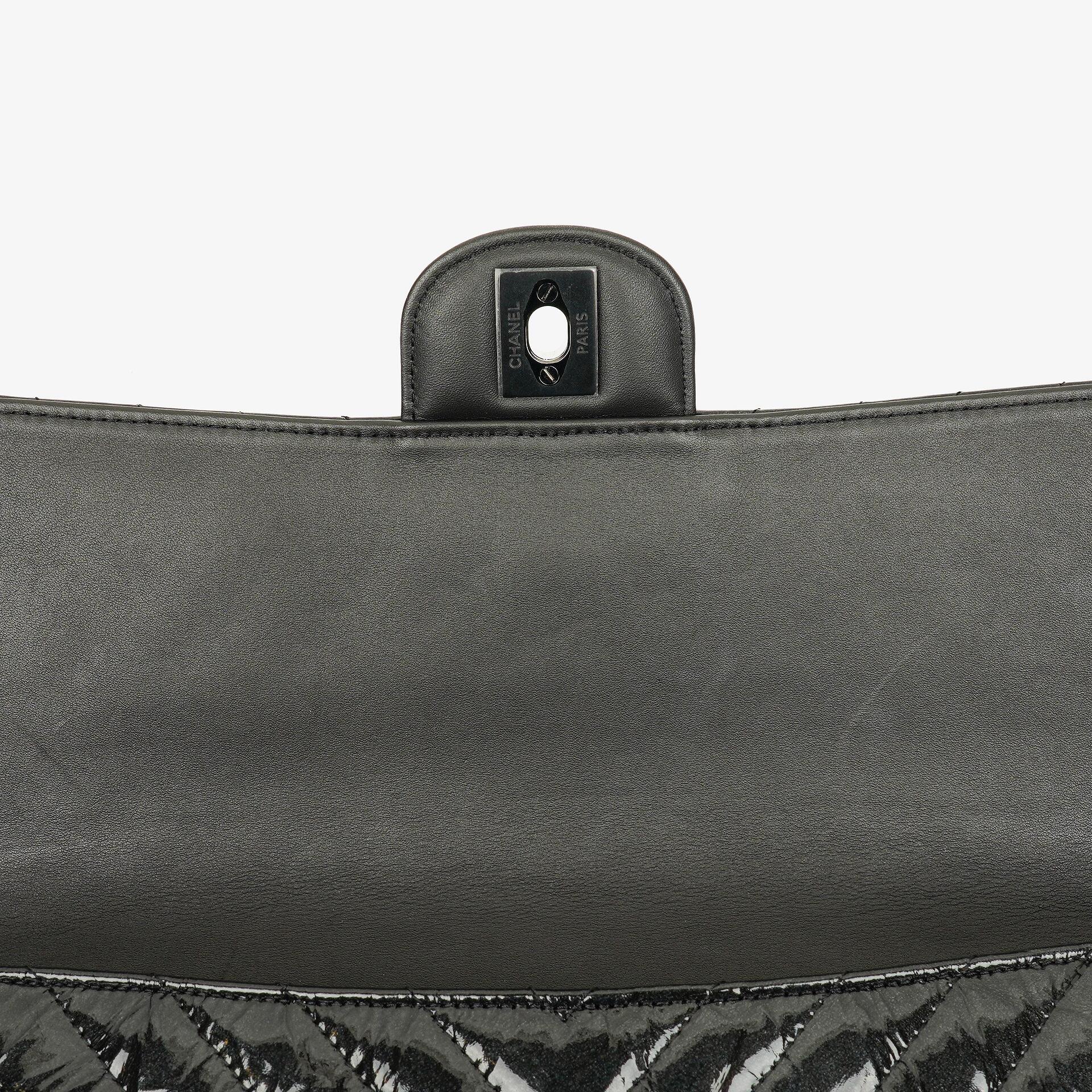 CHANEL Flap Clutch aus metallisch schwarzem geknittertem Lack-Kalbsleder mit Chevron-Steppung