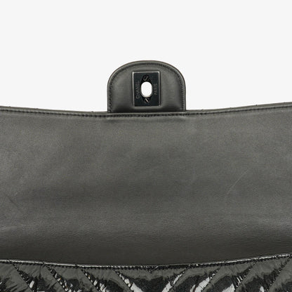 CHANEL Flap Clutch aus metallisch schwarzem geknittertem Lack-Kalbsleder mit Chevron-Steppung
