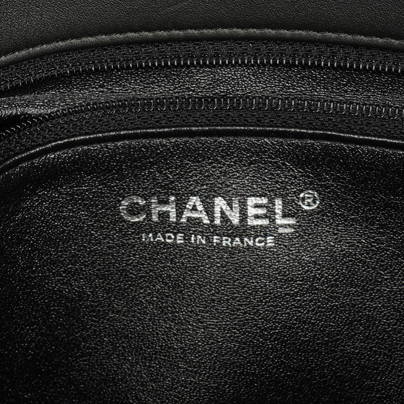 CHANEL Flap Clutch aus metallisch schwarzem geknittertem Lack-Kalbsleder mit Chevron-Steppung
