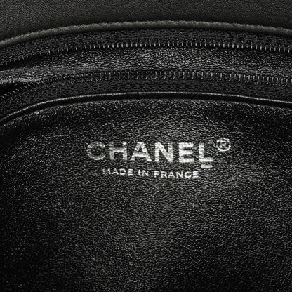 CHANEL Flap Clutch aus metallisch schwarzem geknittertem Lack-Kalbsleder mit Chevron-Steppung