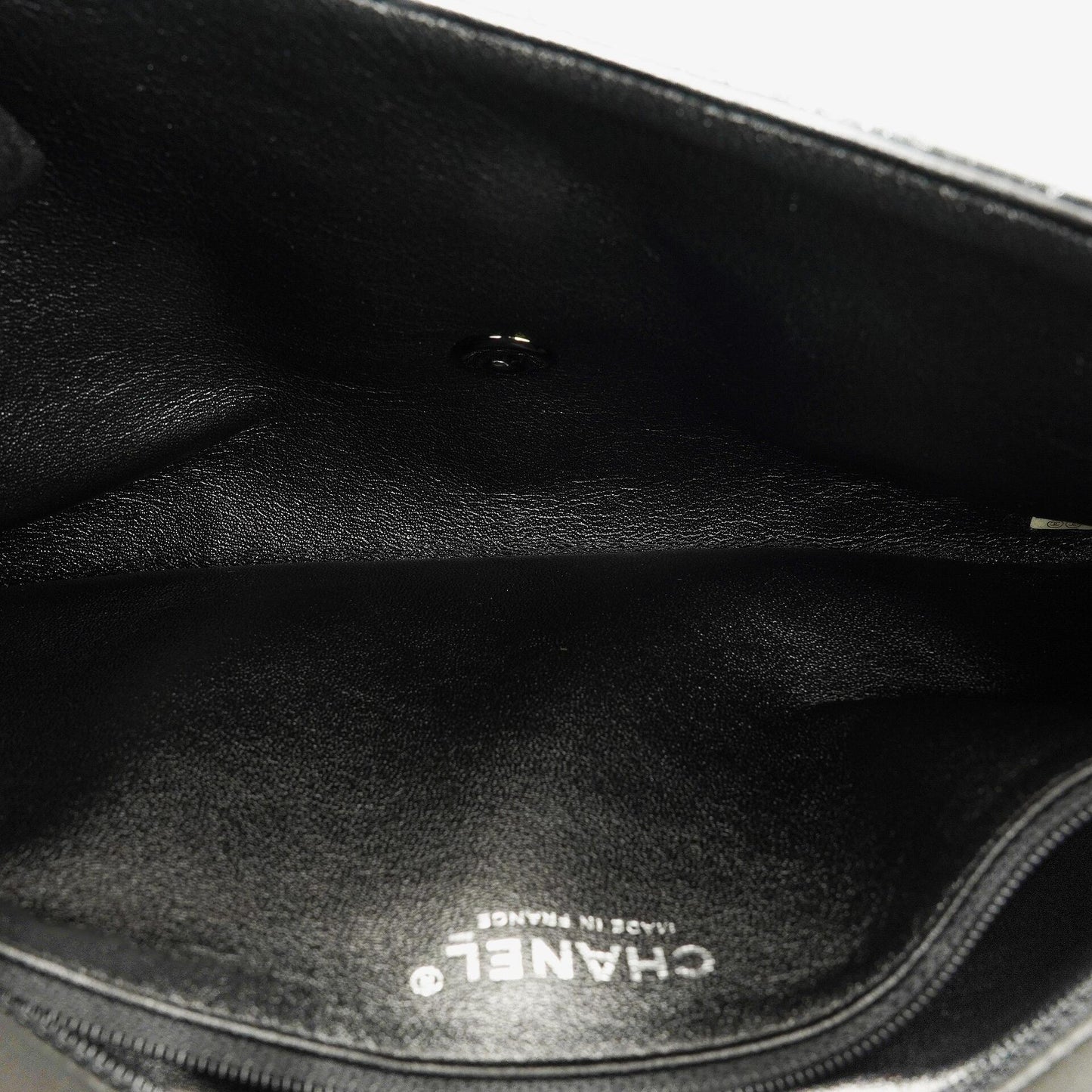 CHANEL Flap Clutch aus metallisch schwarzem geknittertem Lack-Kalbsleder mit Chevron-Steppung