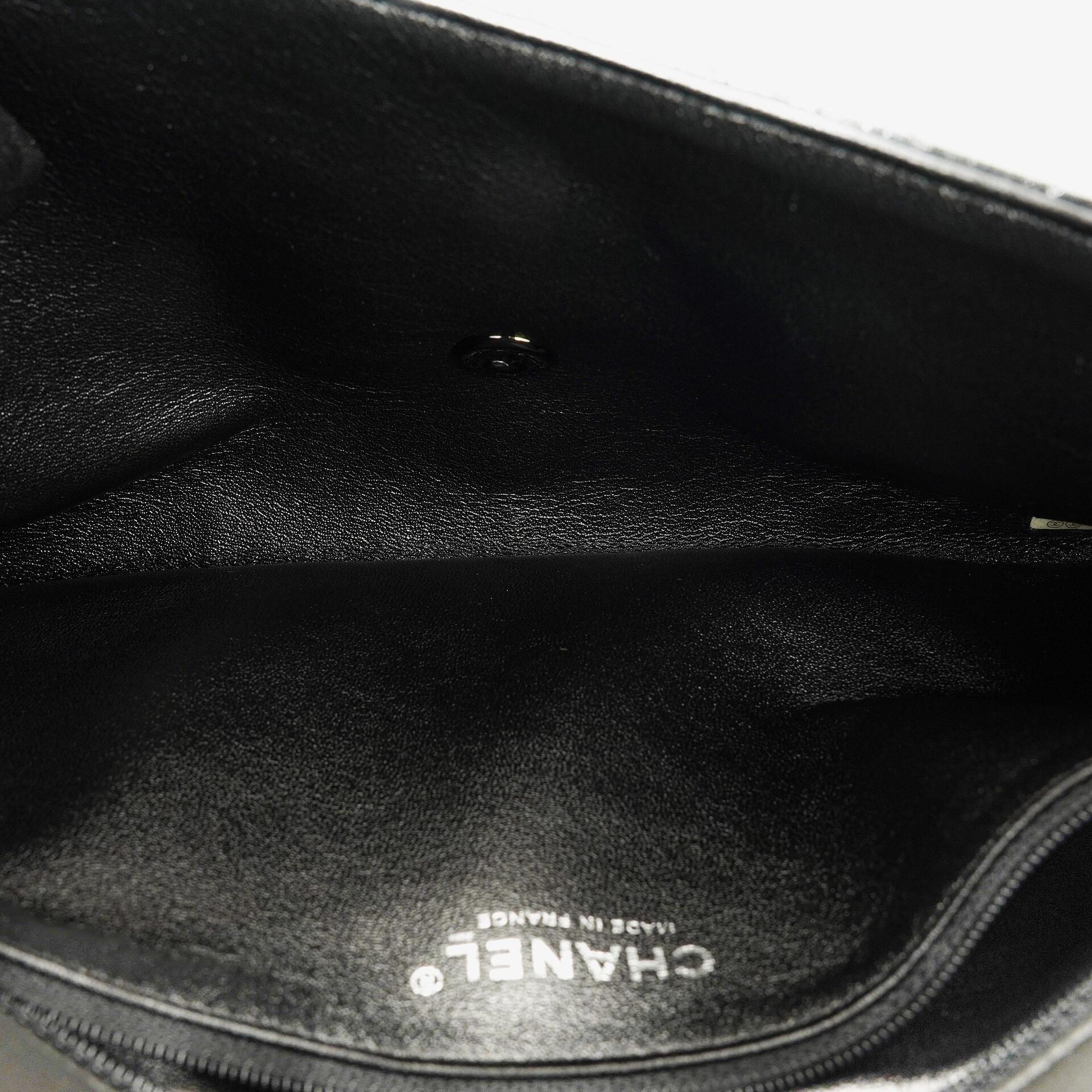 CHANEL Flap Clutch aus metallisch schwarzem geknittertem Lack-Kalbsleder mit Chevron-Steppung