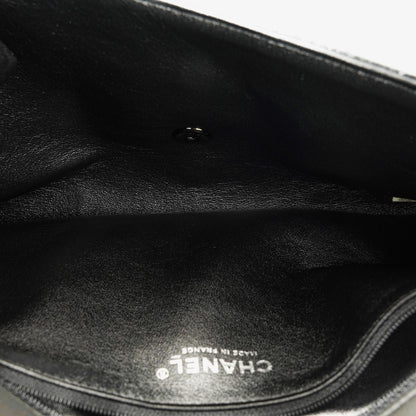 CHANEL Flap Clutch aus metallisch schwarzem geknittertem Lack-Kalbsleder mit Chevron-Steppung