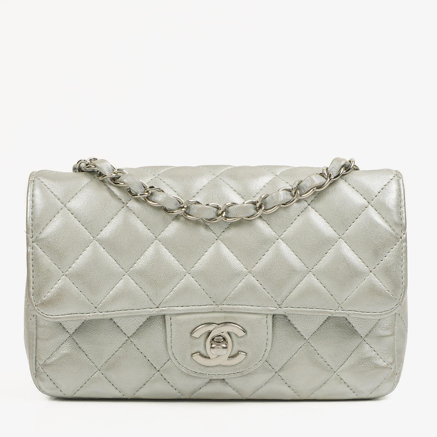 Chanel Mini Rectangular Single Flap Tasche aus metallisch silbernem gestepptem Lammleder mit silberfarbener Hardware