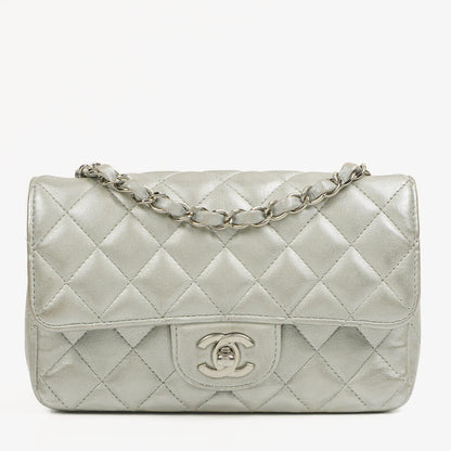 Chanel Mini Rectangular Single Flap Tasche aus metallisch silbernem gestepptem Lammleder mit silberfarbener Hardware