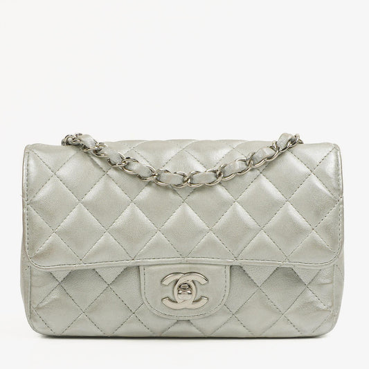 Chanel Mini Rectangular Single Flap Tasche aus metallisch silbernem gestepptem Lammleder mit silberfarbener Hardware