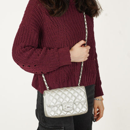 Chanel Mini Rectangular Single Flap Tasche aus metallisch silbernem gestepptem Lammleder mit silberfarbener Hardware