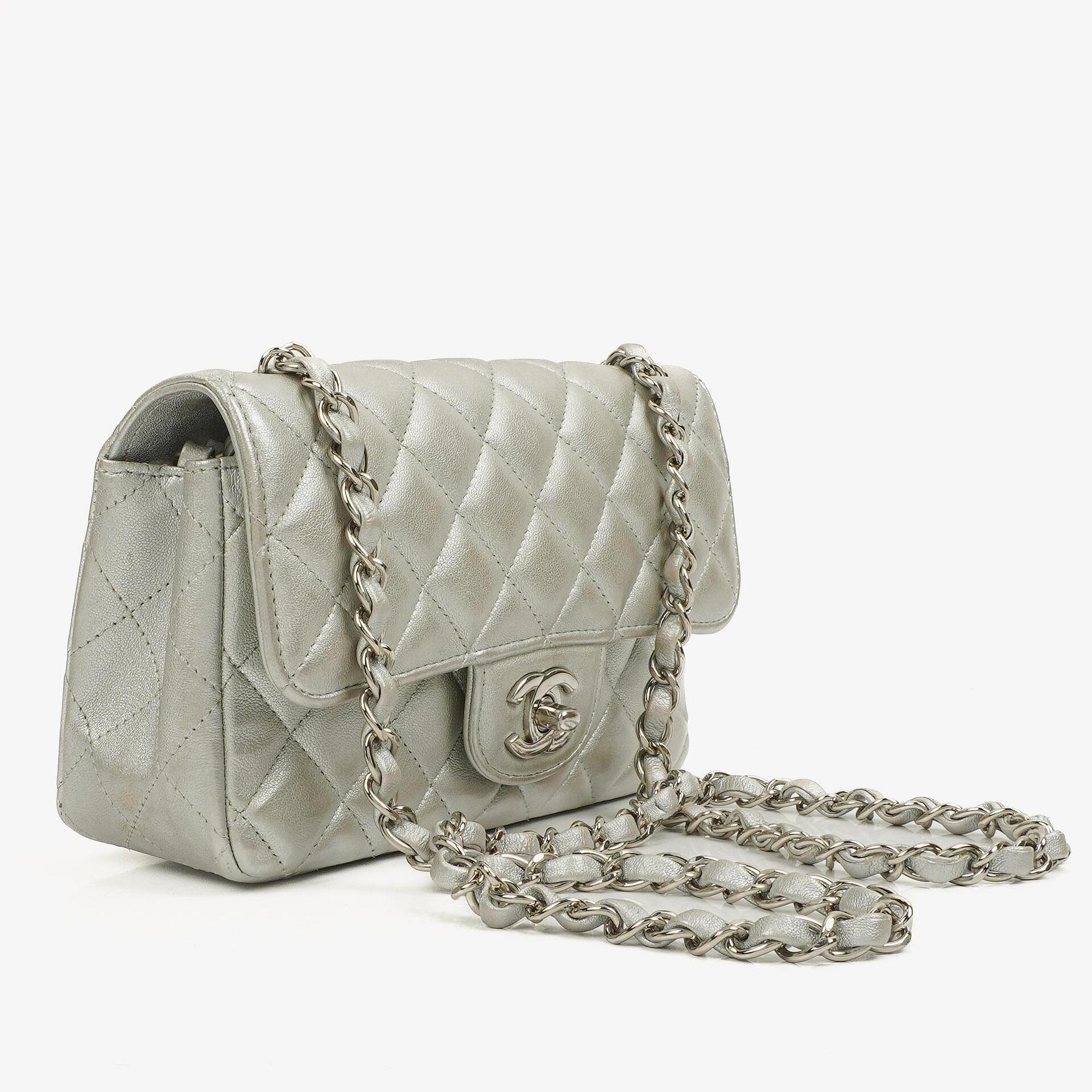 Chanel Mini Rectangular Single Flap Tasche aus metallisch silbernem gestepptem Lammleder mit silberfarbener Hardware
