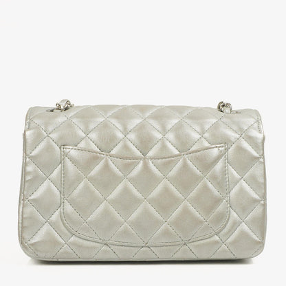 Chanel Mini Rectangular Single Flap Tasche aus metallisch silbernem gestepptem Lammleder mit silberfarbener Hardware