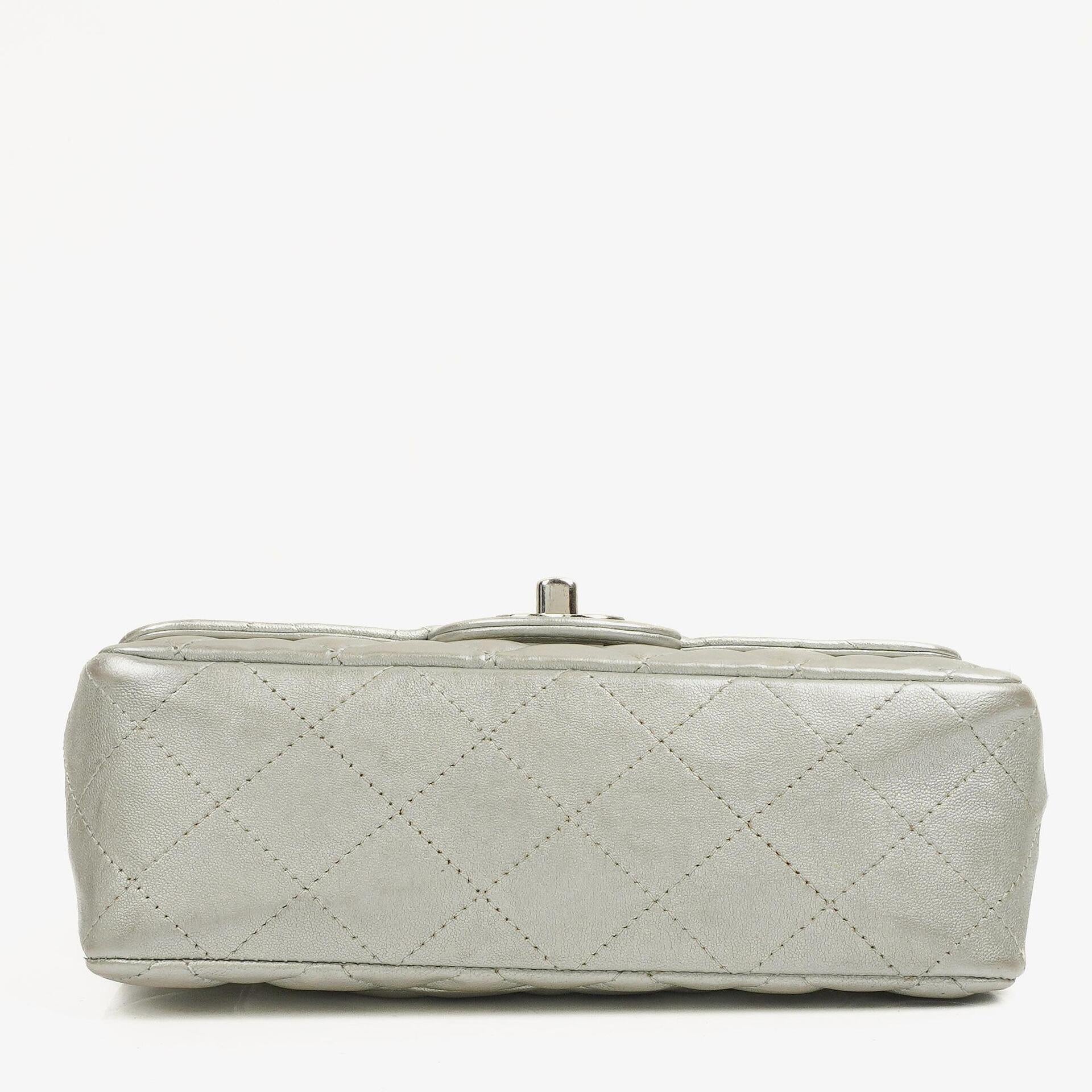 Chanel Mini Rectangular Single Flap Tasche aus metallisch silbernem gestepptem Lammleder mit silberfarbener Hardware