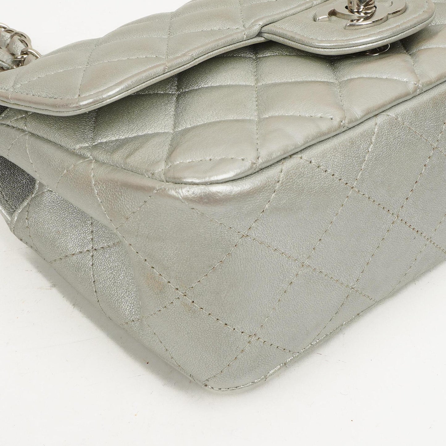 Chanel Mini Rectangular Single Flap Tasche aus metallisch silbernem gestepptem Lammleder mit silberfarbener Hardware